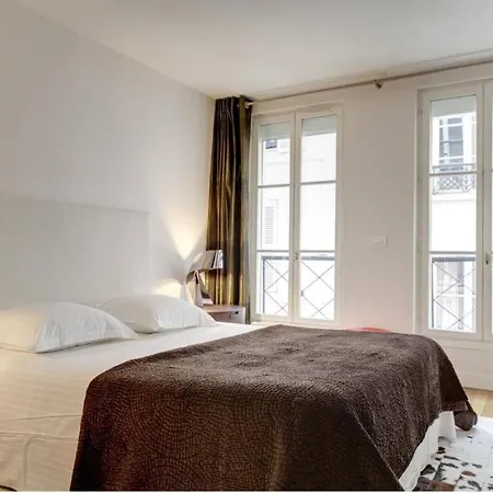 Champs-elysees Montaigne - Hala Paris