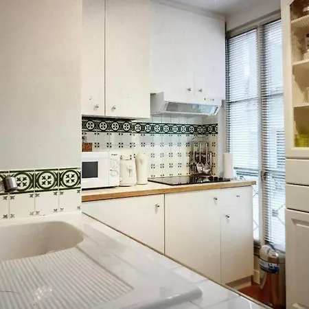 Champs-elysees Montaigne - Hala